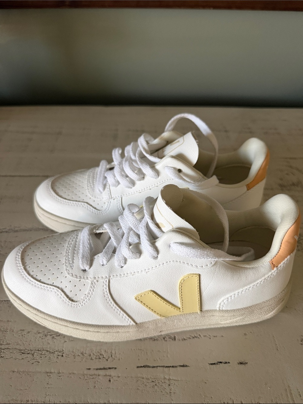 Veja V-10 CWL WHITE SUN PEACH Size 5